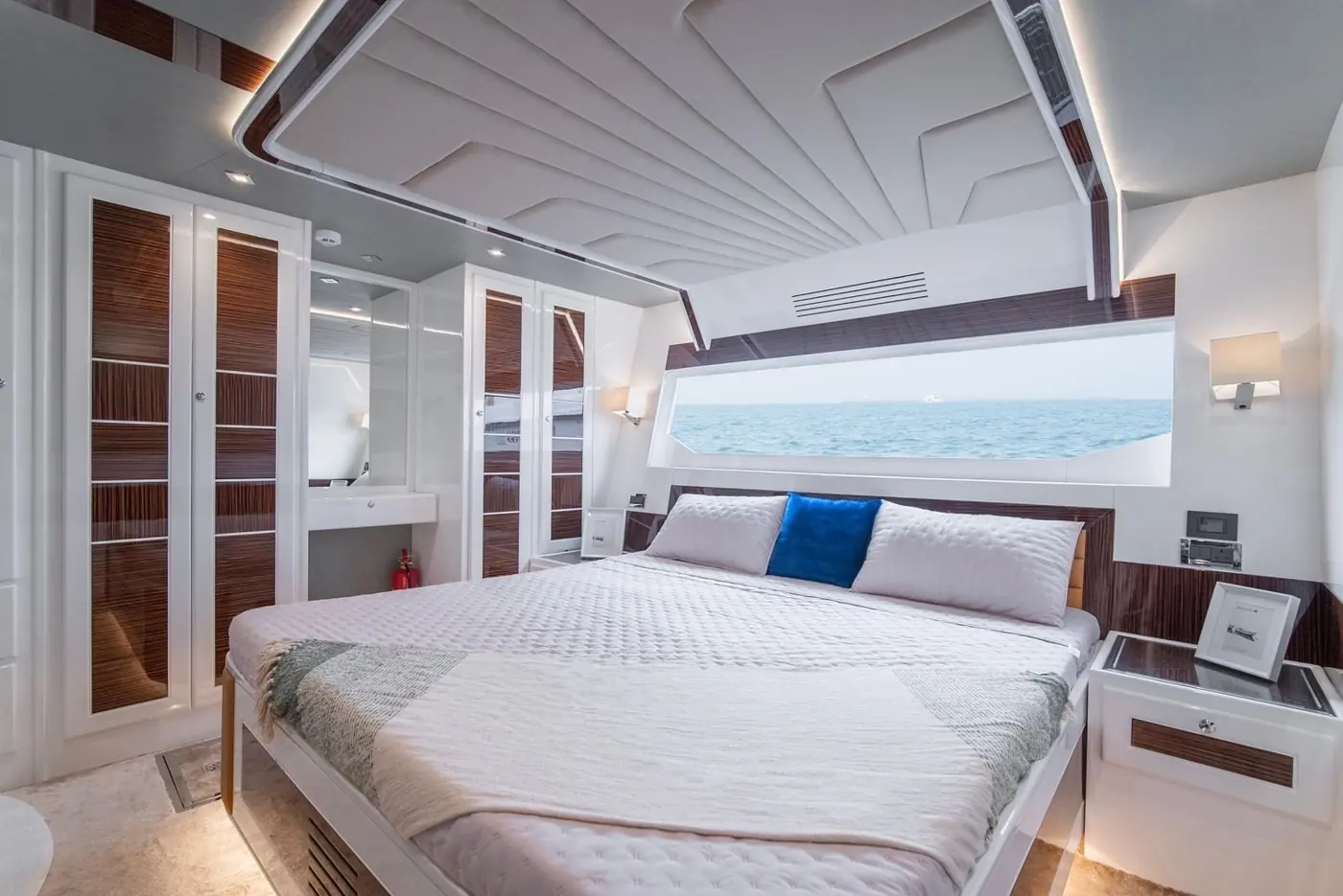 72ft yacht cabin